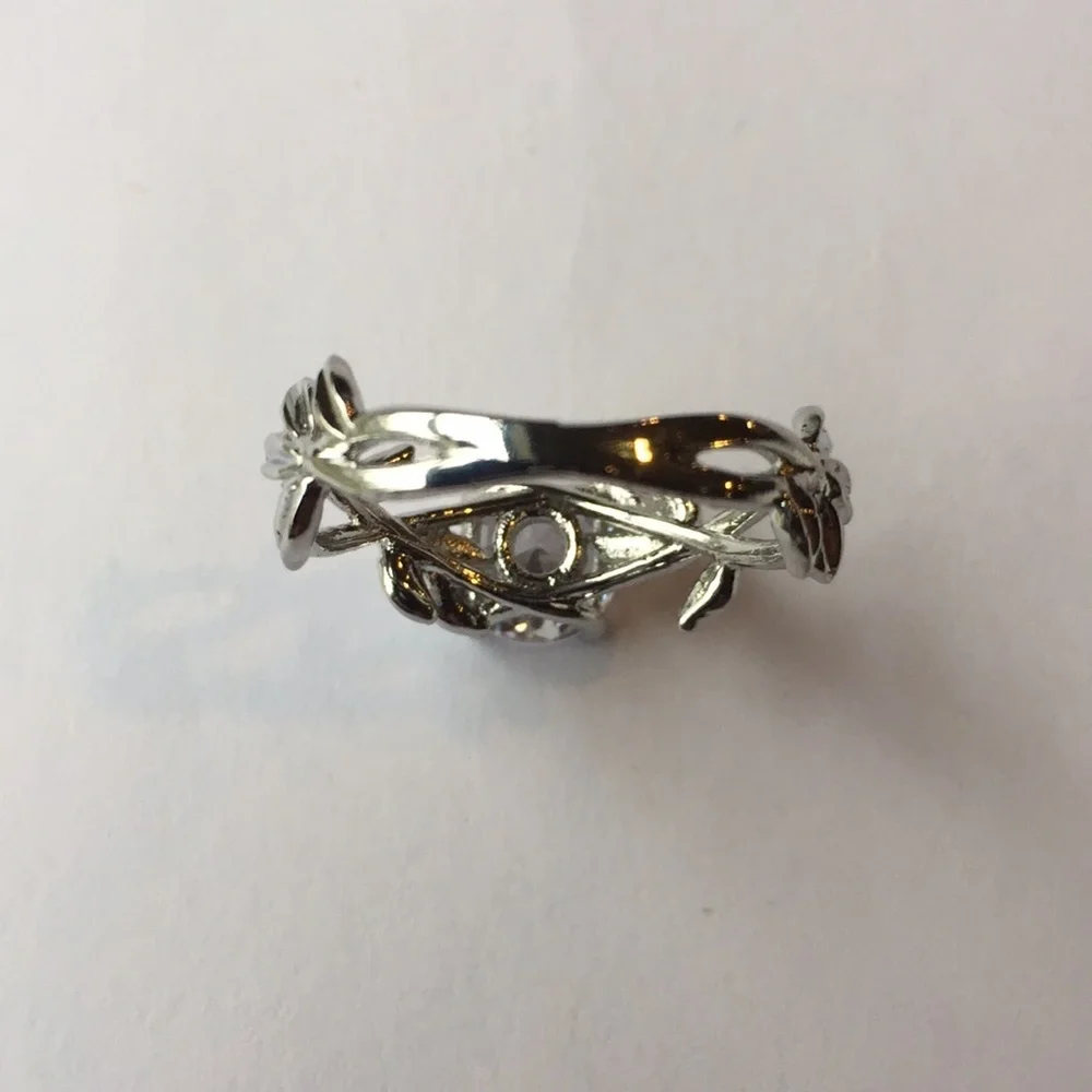 Elegant Silver Leaf Design Ring. Gorgeous.  Stunning. size 9